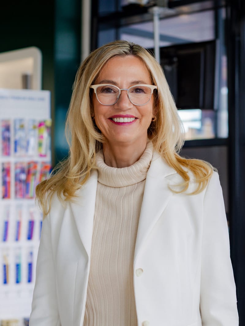 Porträt von Carole Holzhäuer in ihrer Apotheke