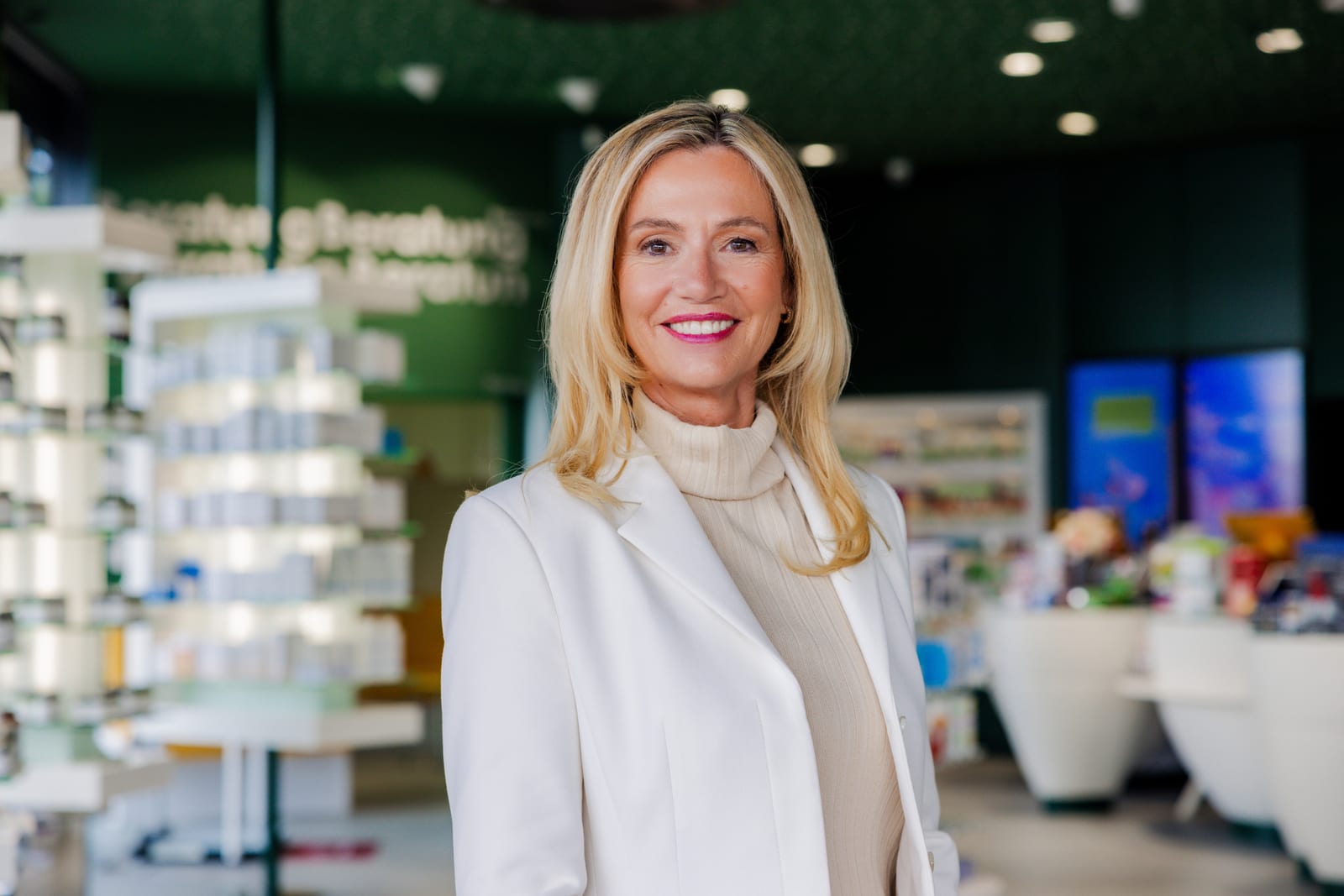 Carole Holzhäuer in ihrer Apotheke