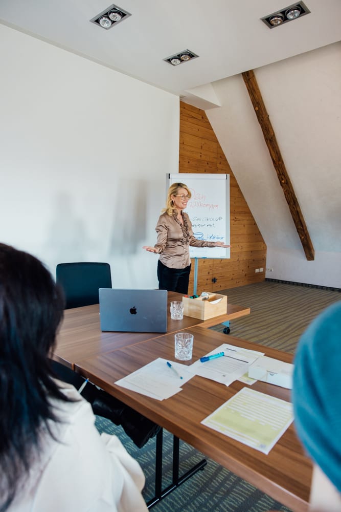 Carole Holzhäuer am Flipchart vor einer kleinen Runde